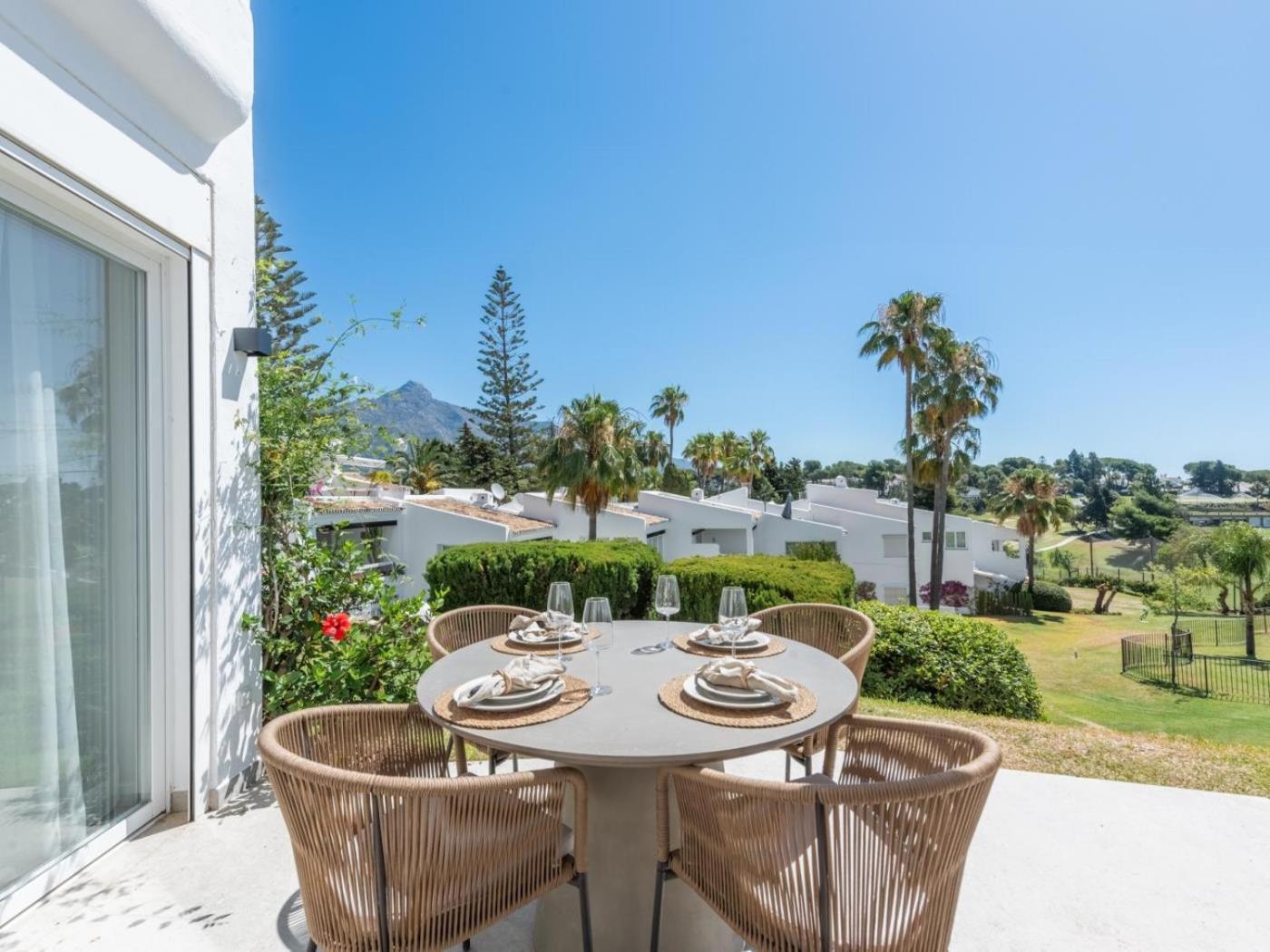 Apartment Azahara1, Panoramic Views And Frontline Golf Marbella